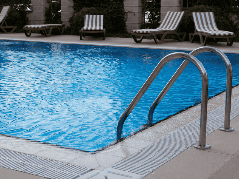 Algicida de Choque ou Algicida de Manutenção: Qual Usar e Quando Aplicar na Piscina